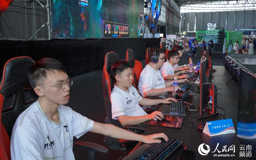 展现出了令 展现出了令